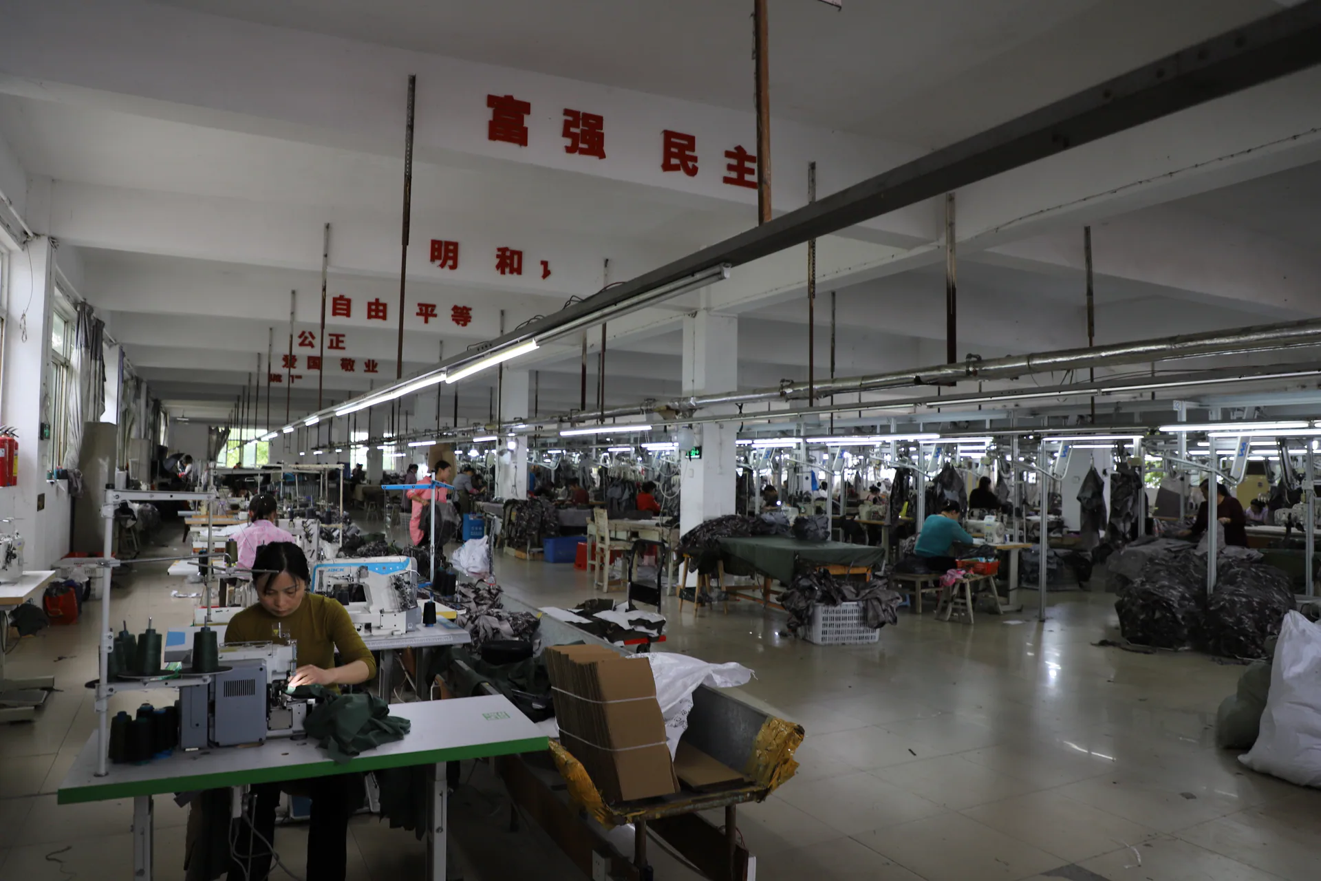 Wuhan Jinteng garment workshop and production process, archive view 17