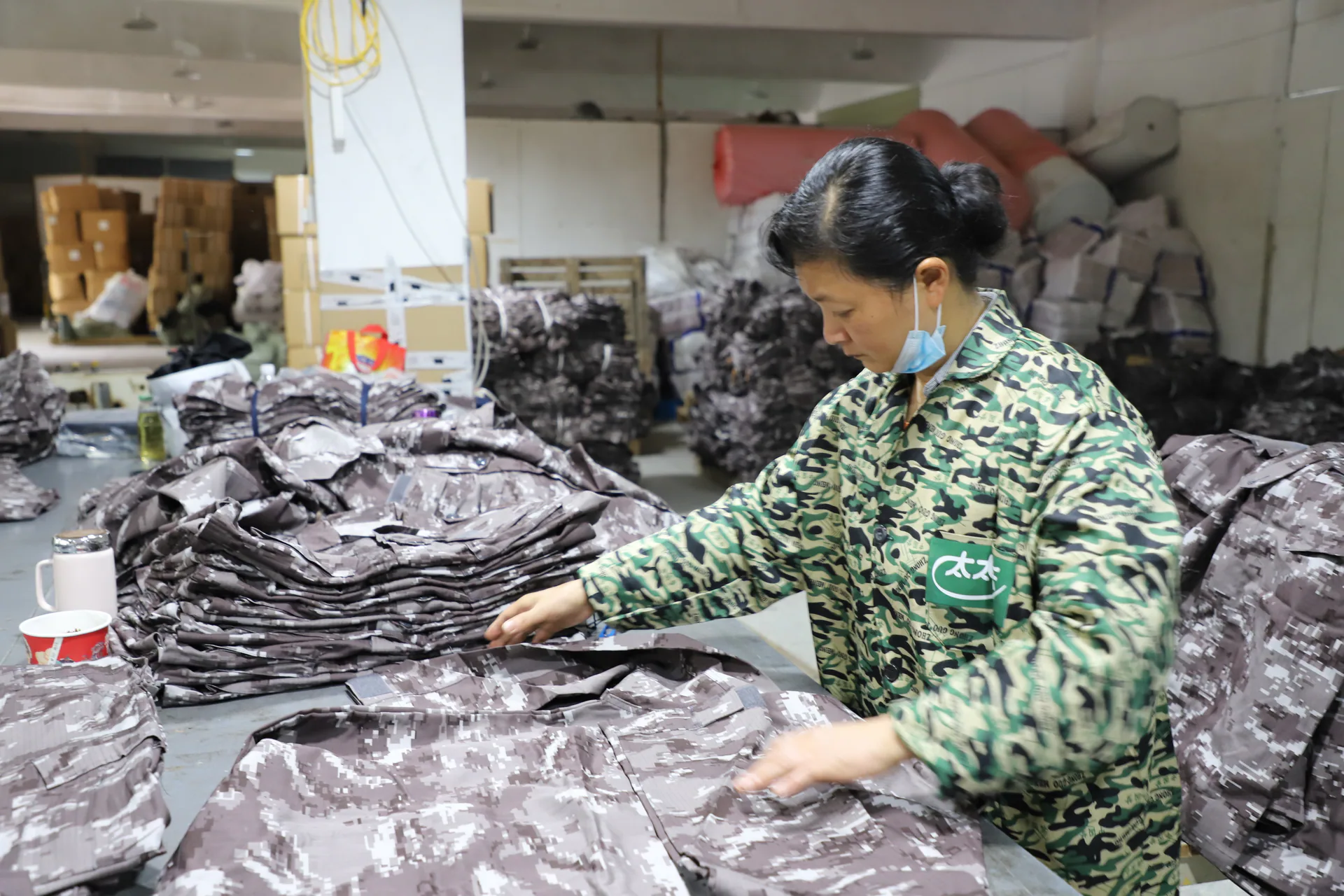 Wuhan Jinteng garment workshop and production process, archive view 6